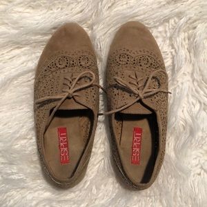 Women’s suede Oxford shoes